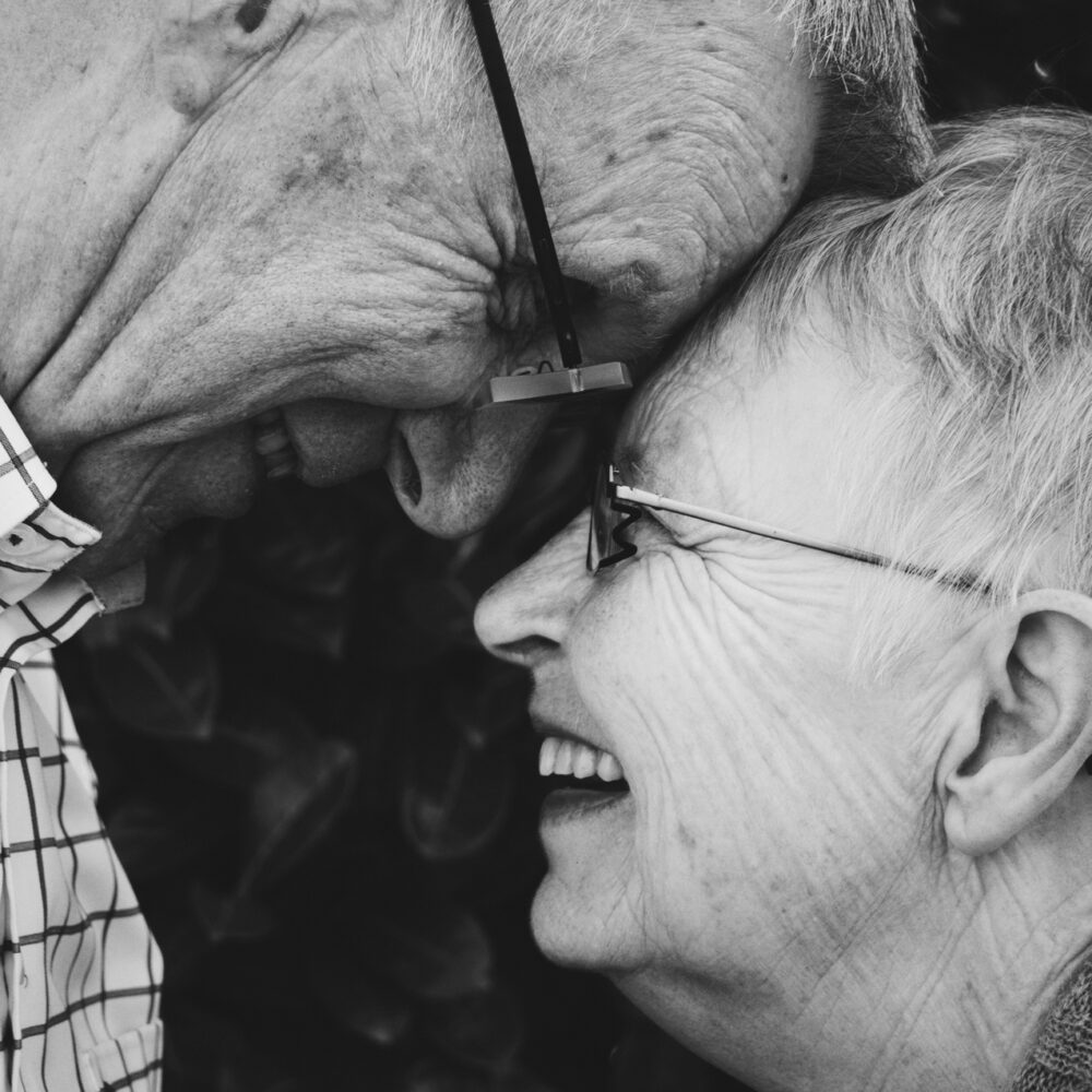 Ældre ægtepar smiler til hinanden